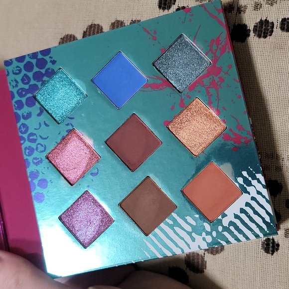 Hank & Henry Living in Color Eyeshadow Palette - Picture 3 of 3